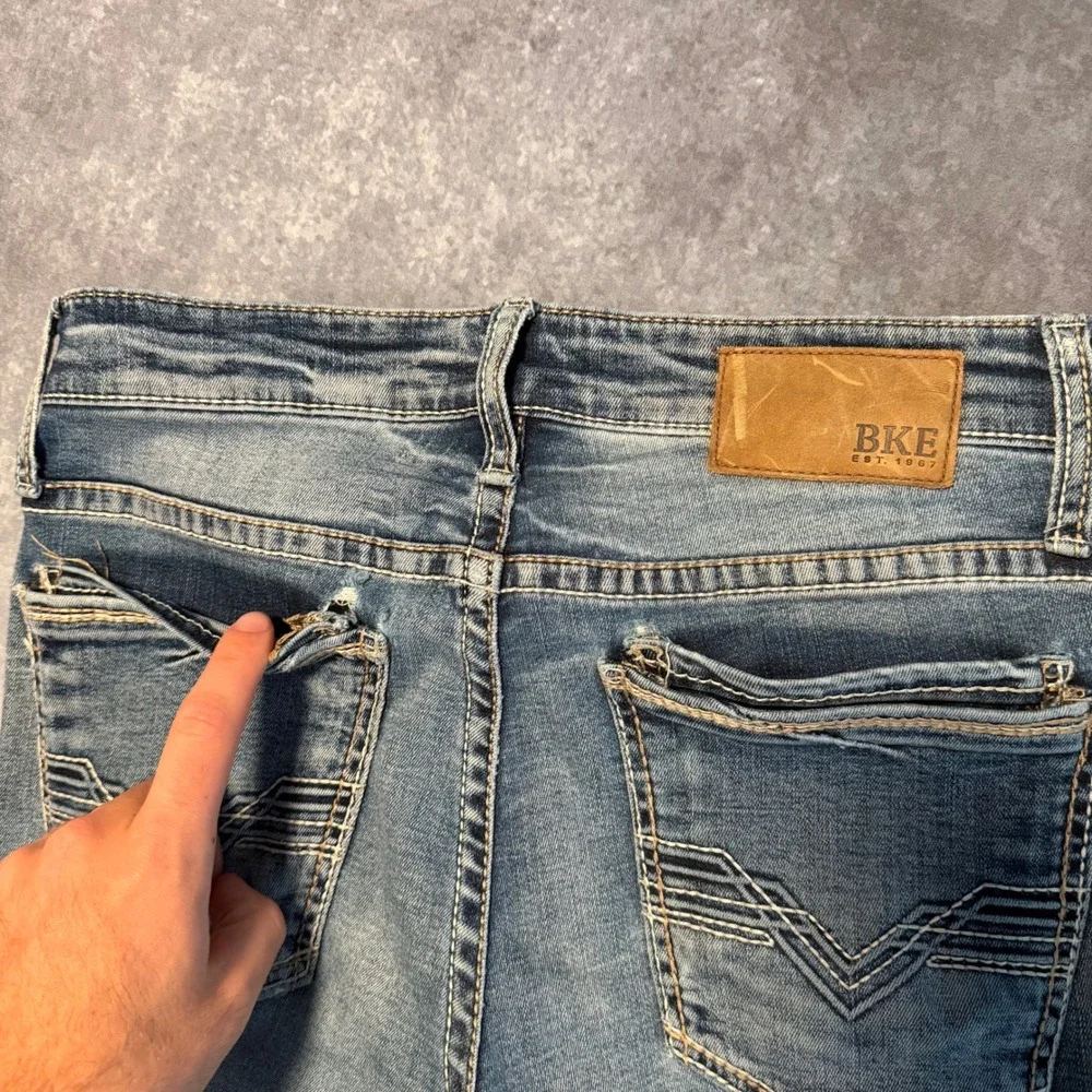 Buckle BKE Jake Straight Leg Jeans Mens 33x34 Medium Wash Blue Contrast Stitch
